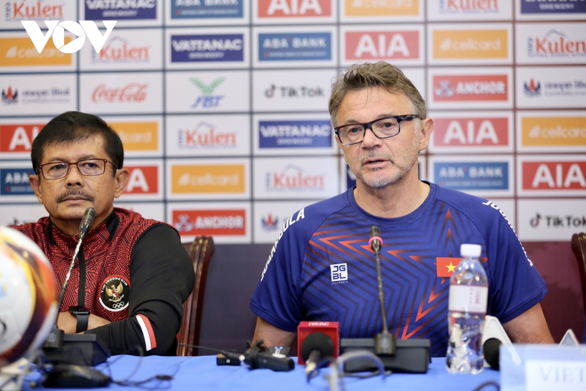 HLV Troussier nói gì khi bóng đá Việt Nam đấu Indonesia từ SEA Games tới Asian Cup?